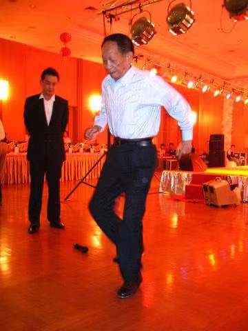 游泳靠冠军身体健康吗_仅靠身体的游泳冠军_游泳冠军平时怎么训练