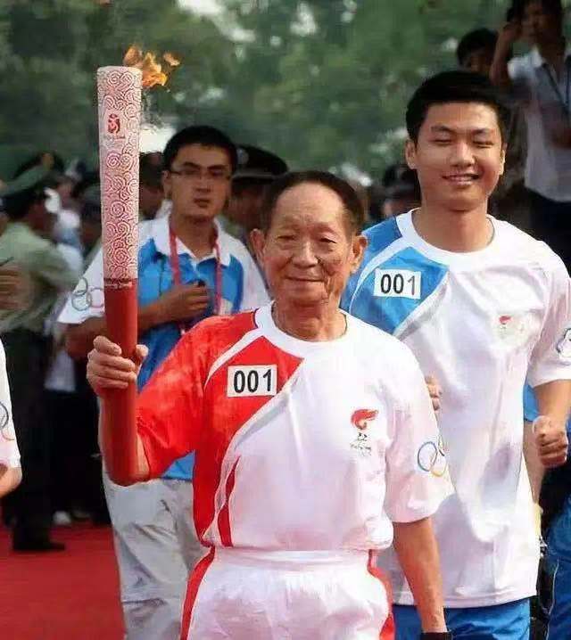 游泳冠军平时怎么训练_游泳靠冠军身体健康吗_仅靠身体的游泳冠军