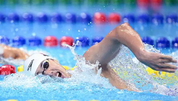 游泳接力赛女子4×200视频_女子接力游泳比赛_游泳女子接力预赛规则