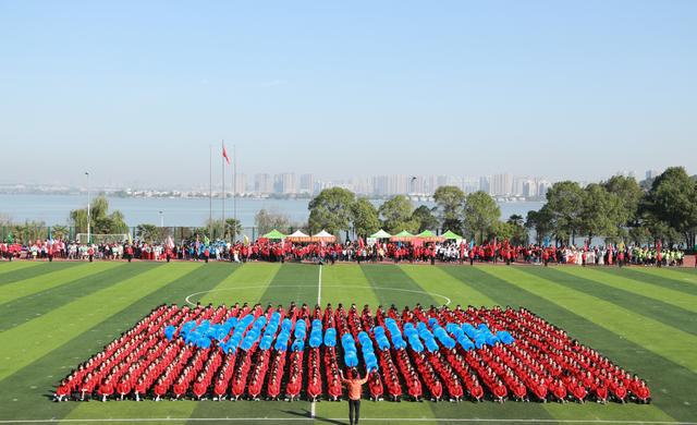 小学最流行的团体操视频_小学完整团体操_小学生团体操动作