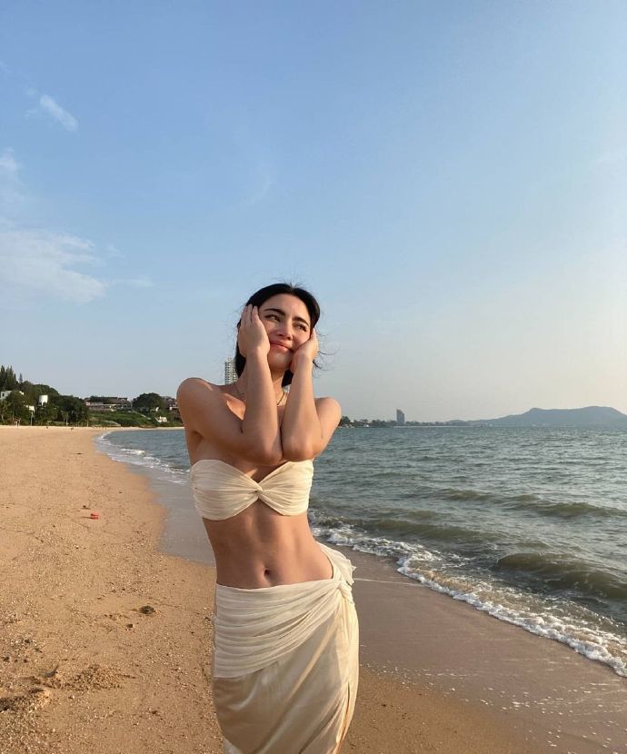 游泳拍照如何摆姿势_游艇美女游泳拍照技巧_游泳怎么拍照片才好看图片