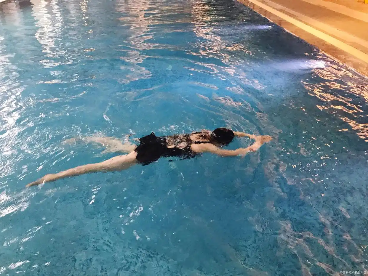 从零开始学游泳：克服恐惧及游泳指南，适合无经验者